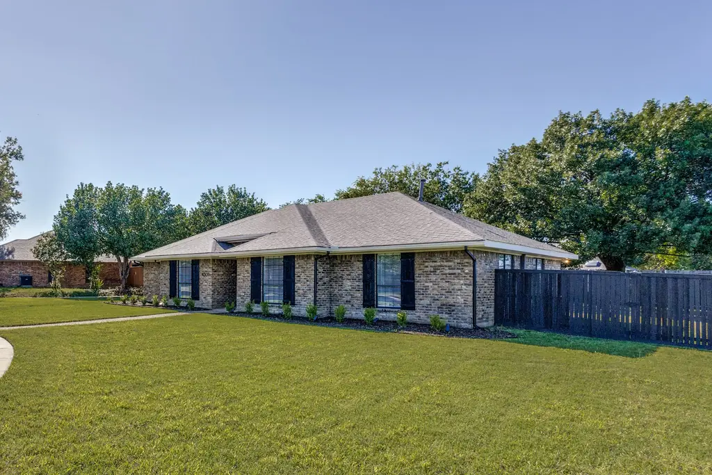 North DFW home finished by YourHandyman DFW with new fencing and fresh planting beds